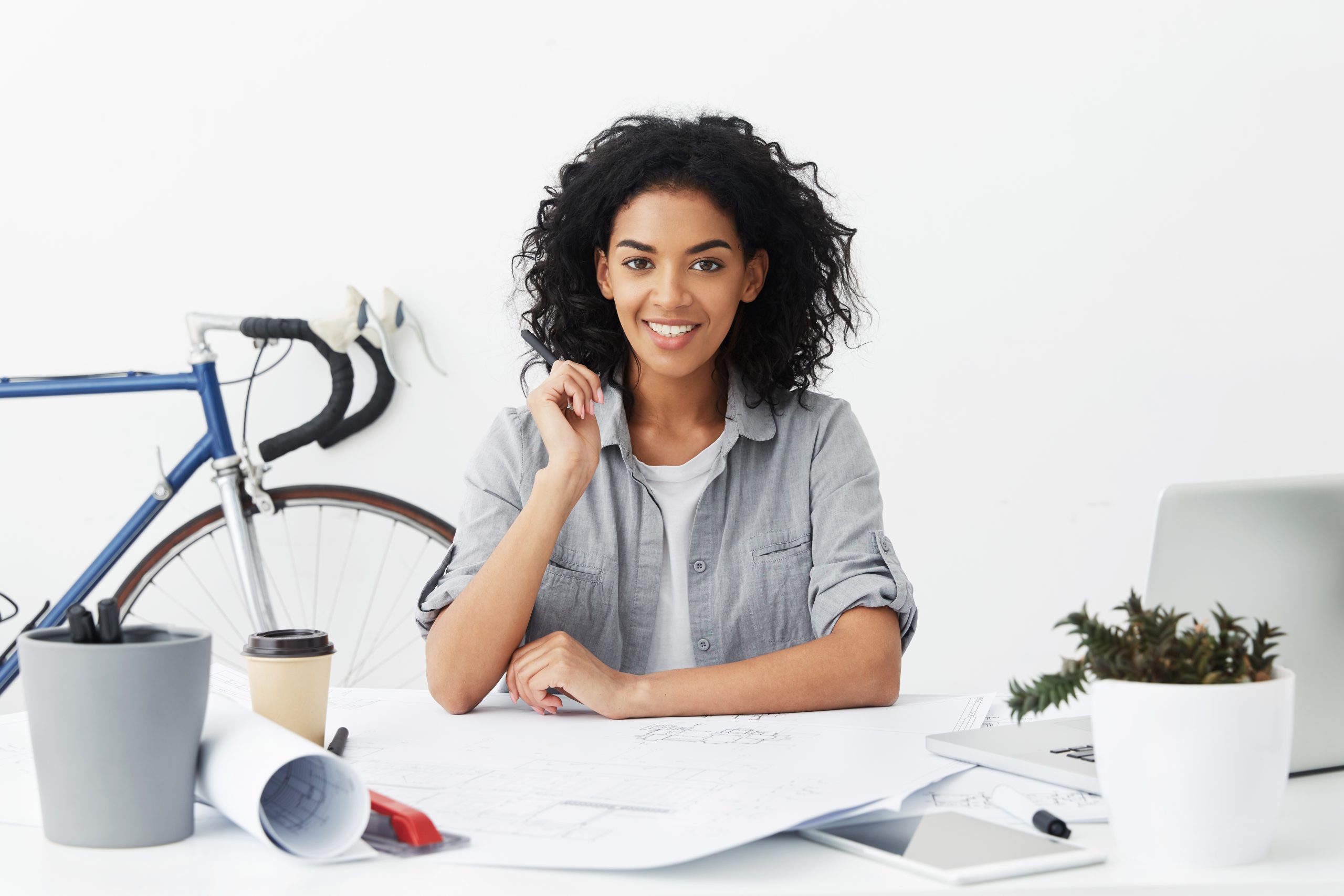 Job, career success, occupation and profession. Indoors waist up portrait of joyful self-determined young woman engineer feeling happy after made it to finish drawings by the end of working day Formation SSCT à destination des élus